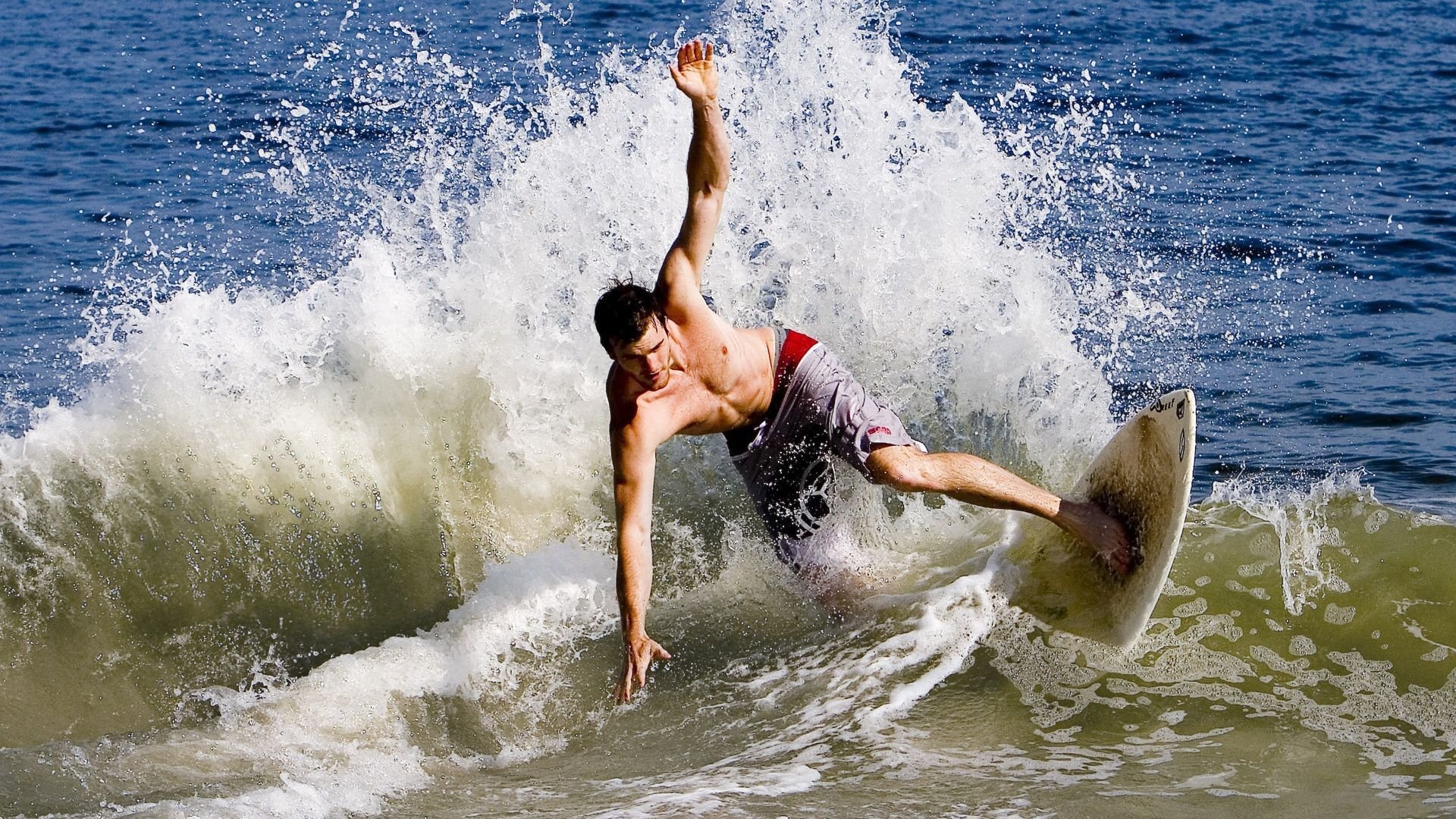 爱游戏官网充值-德甲极速反击：瞬间突破，带来震撼场面，德甲速度排名